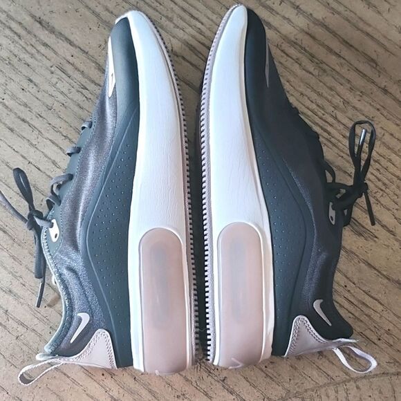 Nike Women's Black and Gray Sneakers - Picture 5 of 11